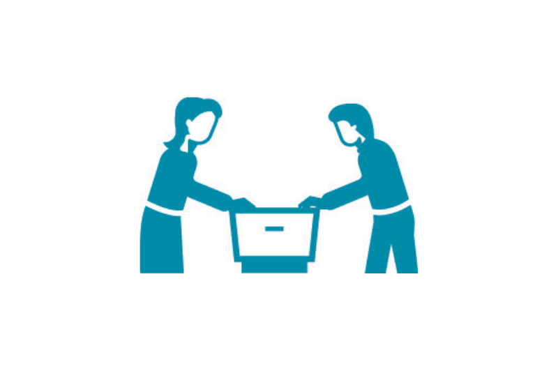 Icoon twee mensen groeten een kist